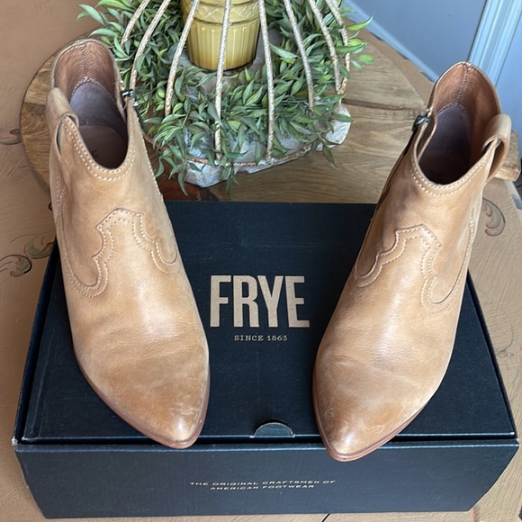 Frye Reina Leather Bootie {Size 7.5} - Picture 3 of 5